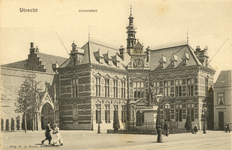 288 Gezicht op het Academiegebouw (Munsterkerkhof 29) te Utrecht met op de voorgrond het standbeeld Jan van Nassau ...